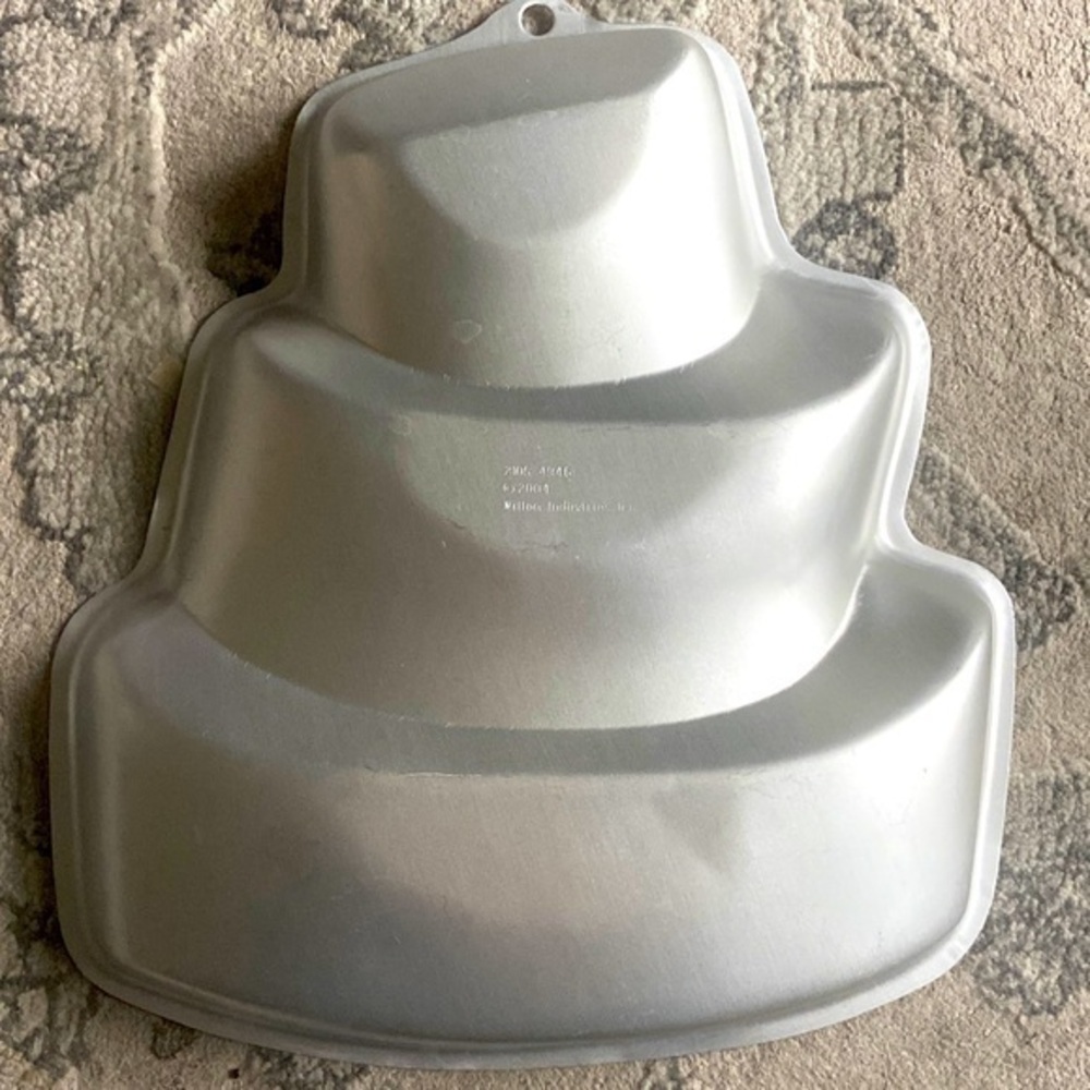 WILTON 2004 Topsy Turvy Metal Cake Pan Baking Mold  2105-4946 - 3 Tier Design